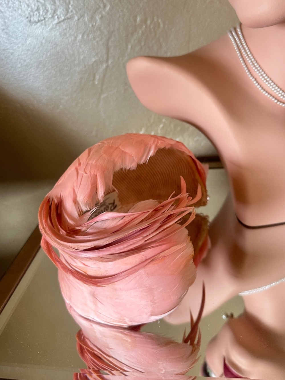 ELEGANT 1950s' PINK FEATHER COCKTAIL HAT WITH BEADED JEWEL - Picture 9 of 12